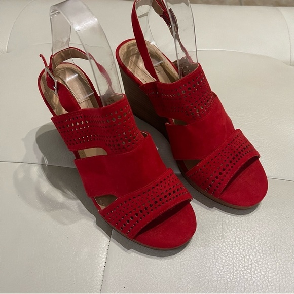 Violet & Red Evita Stitchfix wedge perforated sandals size 8.5 red brand new - Picture 1 of 11